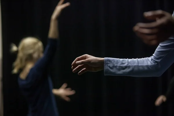 Táncosok mozgása kontakt improvizációs teljesítmény — Stock Fotó