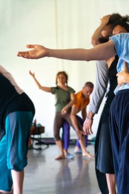 dansçılar hareket temas doğaçlama performansı