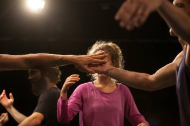 dansçılar hareket temas doğaçlama performansı