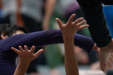 dansçılar hareket temas doğaçlama performansı
