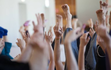 Birçok dansçı el doğaçlama yükselir, mavi arka planda