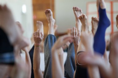 Birçok dansçı el doğaçlama yükselir, mavi arka planda