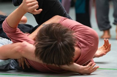 dansçılar hareket temas doğaçlama performansı
