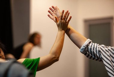 dansçılar hareket temas doğaçlama performansı