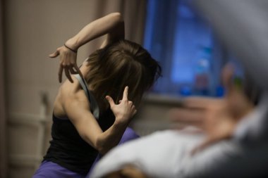dansçı dansında doğaçlama yapar.