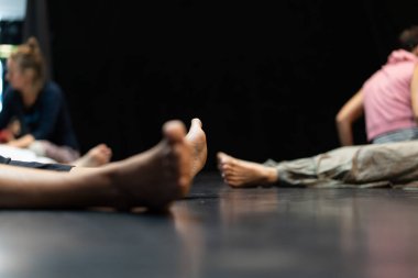 dansçılar hareket temas doğaçlama performansı