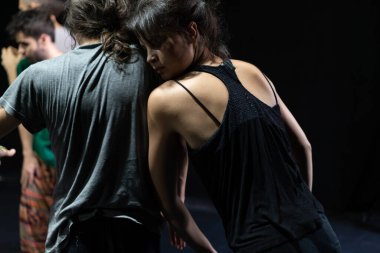 dansçılar hareket temas doğaçlama performansı