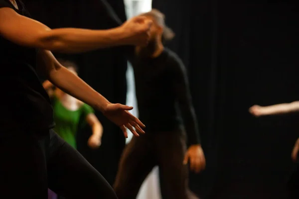 Dançarinos movimento contato improvisação desempenho — Fotografia de Stock