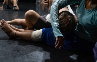 dansçılar hareket temas doğaçlama performansı