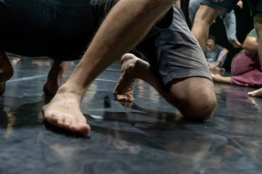 dansçılar hareket temas doğaçlama performansı