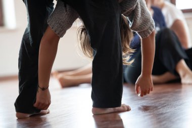 dansçılar hareket temas doğaçlama performansı