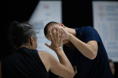 dansçılar hareket temas doğaçlama performansı