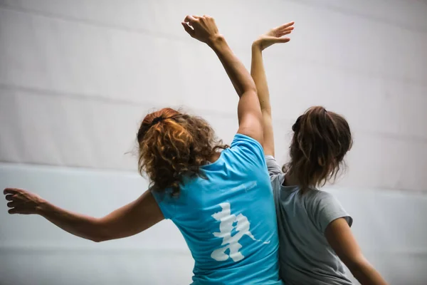 Bailarines movimiento contacto improvisación rendimiento —  Fotos de Stock