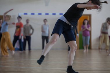 dansçılar hareket temas doğaçlama performansı
