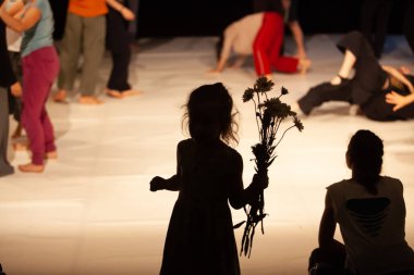 dansçılar hareket temas doğaçlama performansı