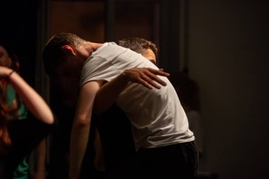 dansçılar hareket temas doğaçlama performansı