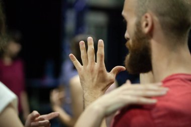 dansçılar hareket temas doğaçlama performansı