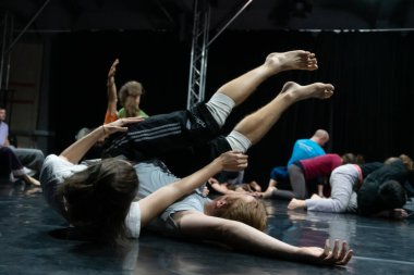 dansçılar hareket temas doğaçlama performansı