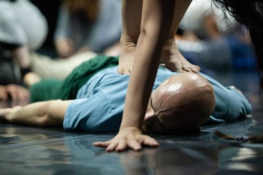 dansçılar hareket temas doğaçlama performansı