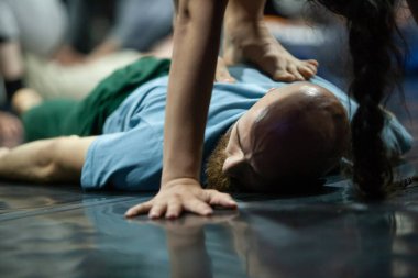 dansçılar hareket temas doğaçlama performansı