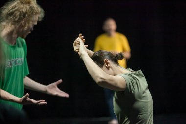 dansçılar hareket temas doğaçlama performansı