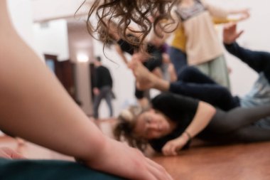 dansçılar hareket temas doğaçlama performansı