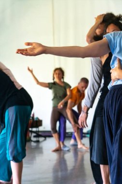 dansçılar hareket temas doğaçlama performansı