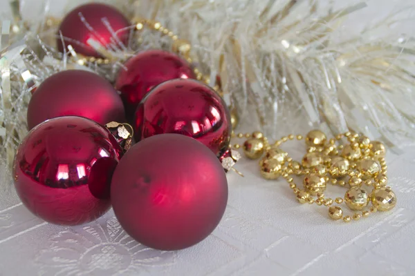 Vánoční koule na světlém pozadí — Stock fotografie