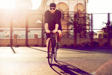 sabit vites bisiklet üzerinde kişini