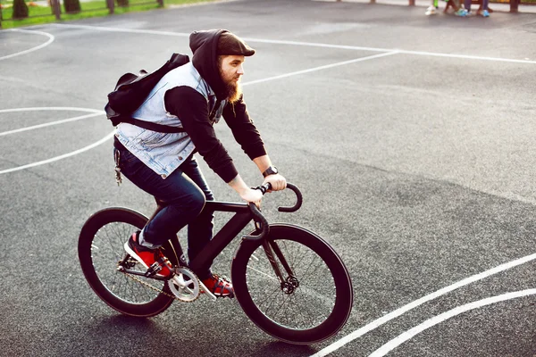 Homem montando na bicicleta de engrenagem fixa — Fotografia de Stock