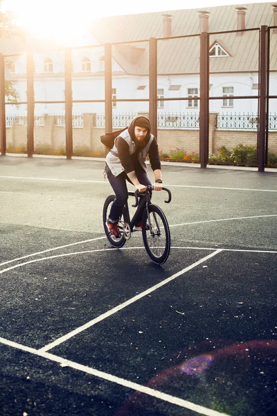 Ember lovaglás a rögzített hálót kerékpár — Stock Fotó
