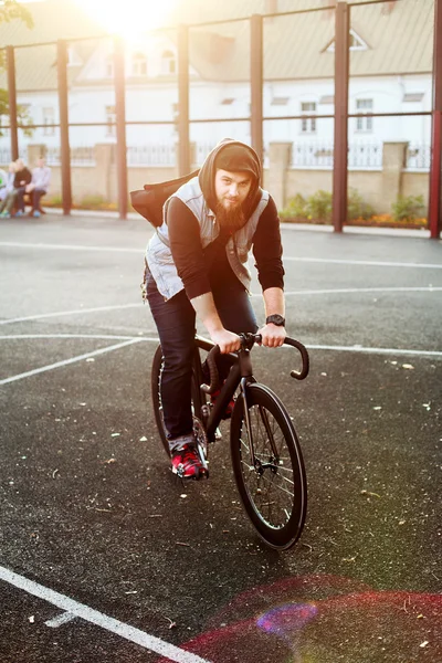 Homem montando na bicicleta de engrenagem fixa — Fotografia de Stock