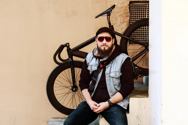 Homme barbu avec vélo à engrenages fixes — Photo