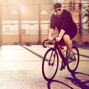 sabit vites bisiklet üzerinde kişini