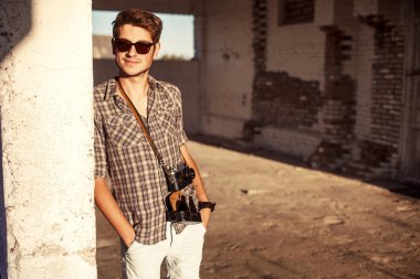 vintage fotoğraf makinesi açık poz ile adam