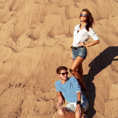 şık çift sahilde poz