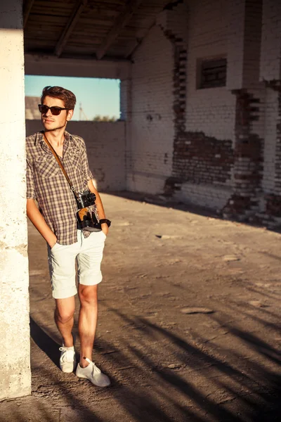 Man met vintage camera poseren buiten — Stockfoto