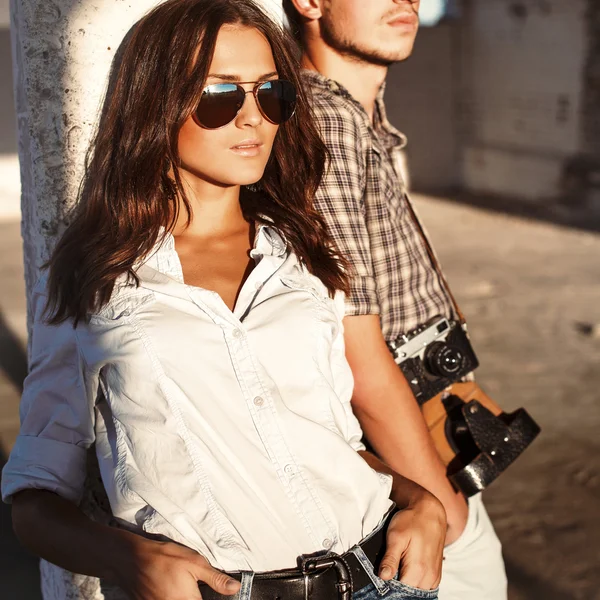 Casal de moda posando ao ar livre — Fotografia de Stock