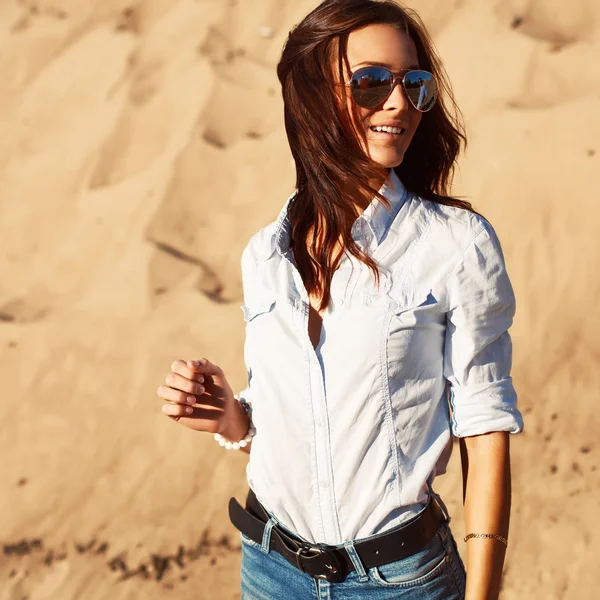 Mujer divirtiéndose al aire libre en verano — Foto de Stock