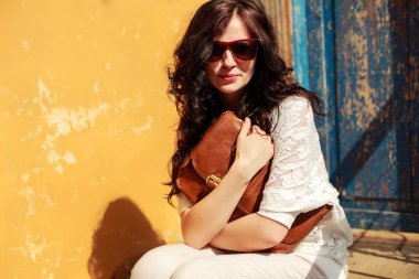 Açık poz güzel esmer kadın