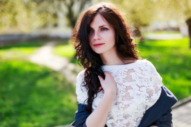 esmer kadın bahar parkta poz