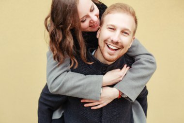 mutlu genç gülümseyen iki aşık