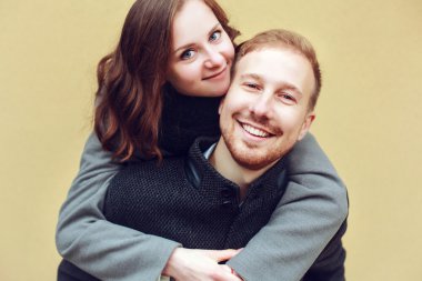 mutlu genç gülümseyen iki aşık