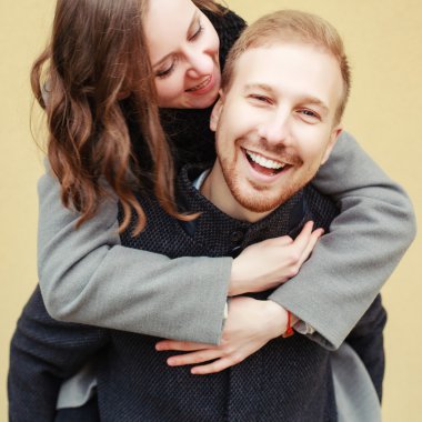 mutlu genç gülümseyen iki aşık