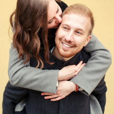 mutlu genç gülümseyen iki aşık