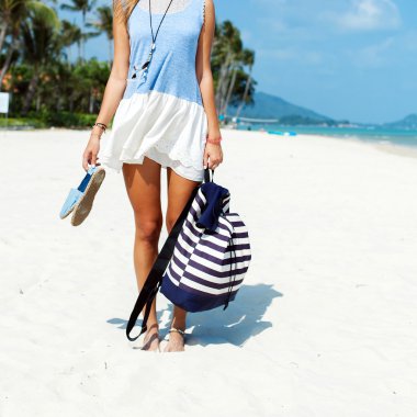 Sahilde gösterilen kadınla bacaklar tabaklanmış