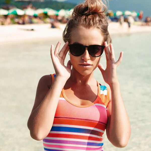 Mooie vrouw in zonnebril — Stockfoto