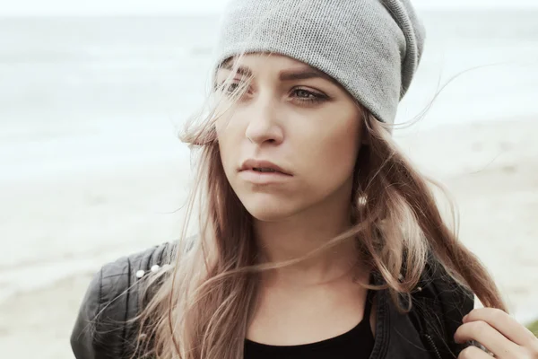 Triste mujer en sombrero posando en el viento — Foto de Stock