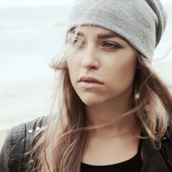 Vrouw in hoed die zich voordeed op de wind — Stockfoto