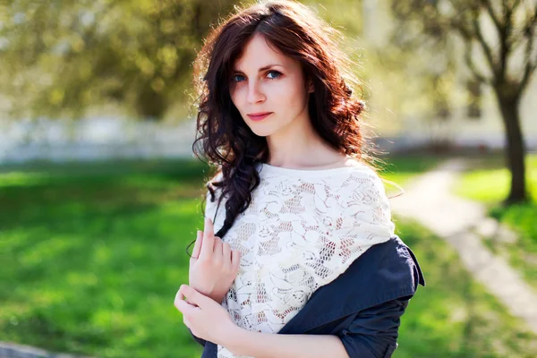 Brunette vrouw poseren in voorjaar park — Stockfoto